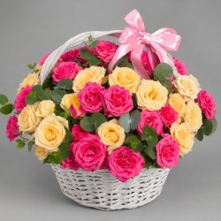 Корзина из 19 кремово-розовых кустовых роз